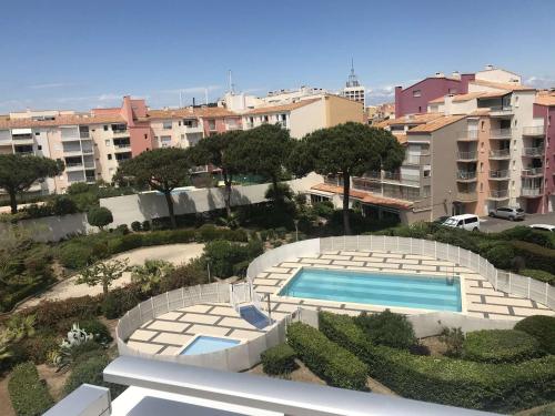 une vue d'une piscine au sommet d'une ville dans l'établissement Studio rénové avec piscine et garage, à 600m de la plage et 200m du port – Cap d'Agde - FR-1-249-404, au Cap d'Agde