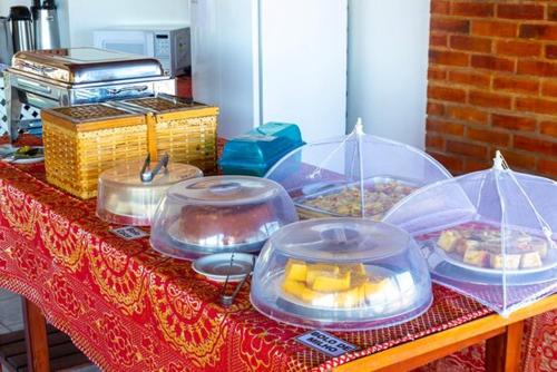 カノア・ケブラーダにあるPousada Tropicaliaの塑容器の食器を並べたテーブル