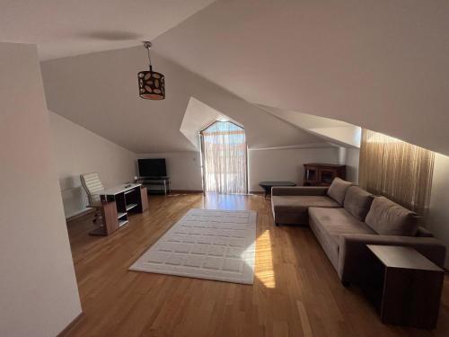 a living room with a couch and a window at Aktaş Gümüşyaka Villaları in Silivri
