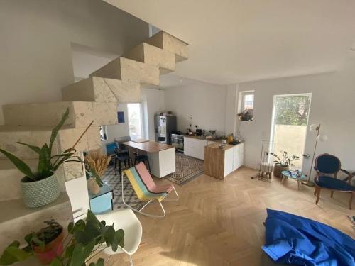 un salon avec un escalier et une cuisine dans l'établissement Maison bord de mer - 200m de la plage, à Marseille