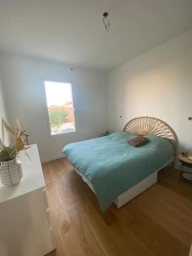 une chambre avec un lit, une table et une fenêtre dans l'établissement Maison bord de mer - 200m de la plage, à Marseille