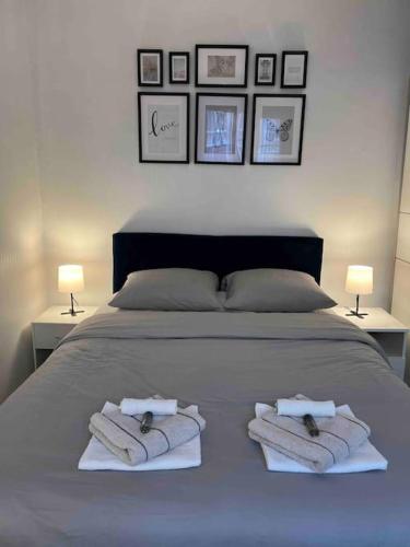 un lit avec deux serviettes pliées dessus dans l'établissement Appartement T2 cosy et lumineux au cœur de Paris12, à Paris