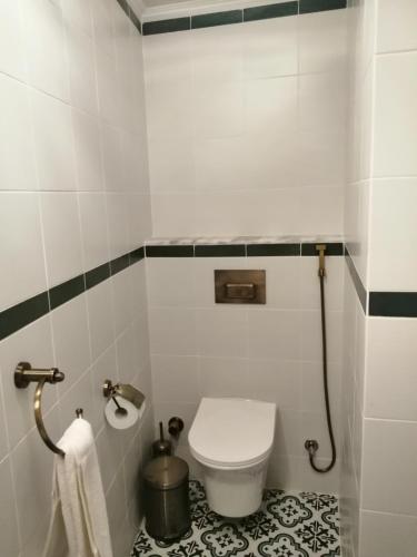 a small bathroom with a toilet and a sink at Plomari Nomad House in Plomarion
