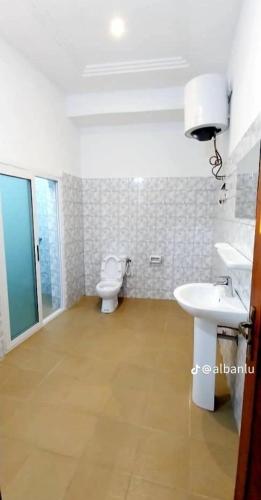 ein Badezimmer mit Toilette und Waschbecken in der Unterkunft Guidi in Akassato