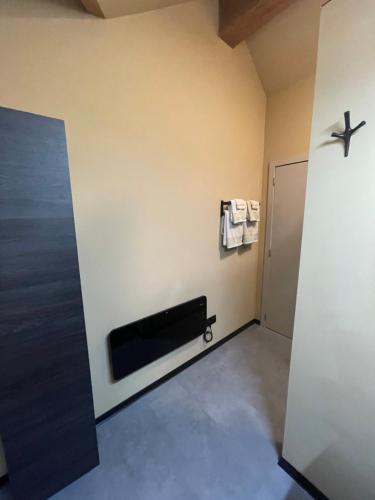 a room with a wall with a black radiator at De Horizon in Bullange