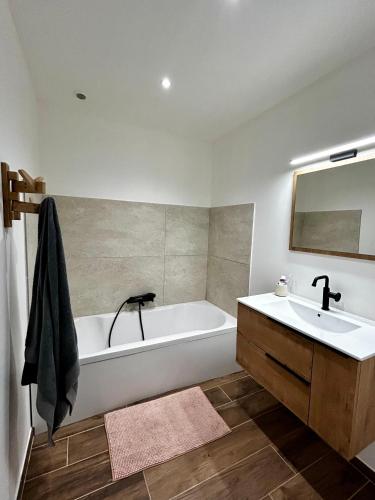 une salle de bain avec une baignoire blanche et un lavabo dans l'établissement Villa Loan, à Mollans-sur-Ouvèze