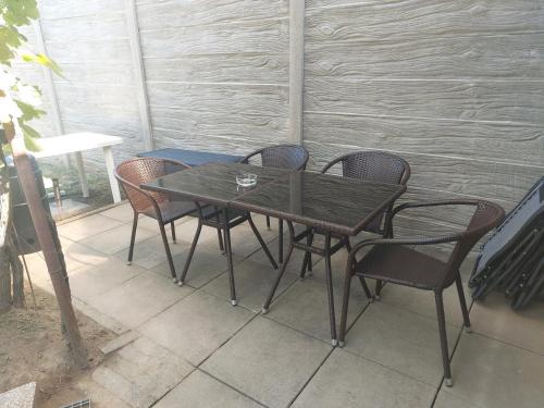 a black table and chairs on a patio at Sklep u Hrabalů in Velké Bílovice