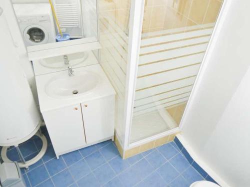 une petite salle de bain avec un lavabo et une douche dans l'établissement Studio cosy proche télécabine et thermes, balcon ombragé, wifi inclus, animaux acceptés - FR-1-512-125, à Brides-les-Bains