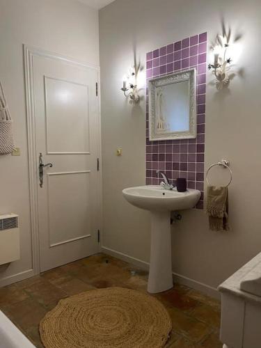 une salle de bain avec un lavabo et un miroir dans l'établissement La Canopée du Loup, à Tourrettes-sur-Loup