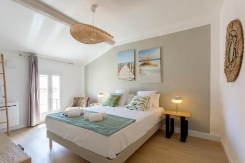 a bedroom with a large bed in a room at Chez Sylvie - Étonnante maison climatisée dans les remparts in Aigues-Mortes