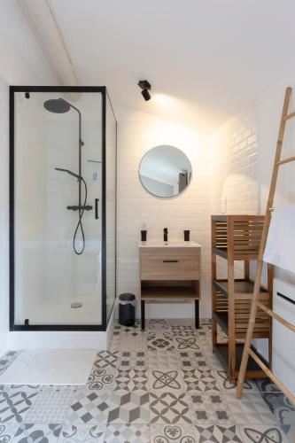 a bathroom with a shower and a sink at Chez Sylvie - Étonnante maison climatisée dans les remparts in Aigues-Mortes