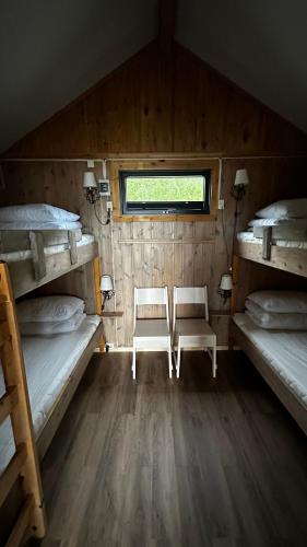 Ένα ή περισσότερα κρεβάτια σε δωμάτιο στο Base Camp Hamarøy