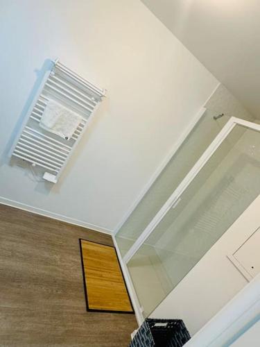 - une fenêtre au plafond dans l'établissement Appartement spacieux et calme 20 min Champs Élysée, à Pierrefitte-sur-Seine