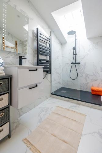 une salle de bain avec une douche avec une porte vitrée dans l'établissement Cosy studio dans le centre de Nice - AC, 2 pers, à Nice