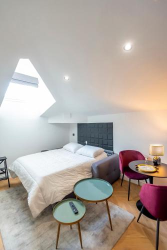 - une chambre avec un lit, 2 tables et des chaises dans l'établissement Cosy studio dans le centre de Nice - AC, 2 pers, à Nice