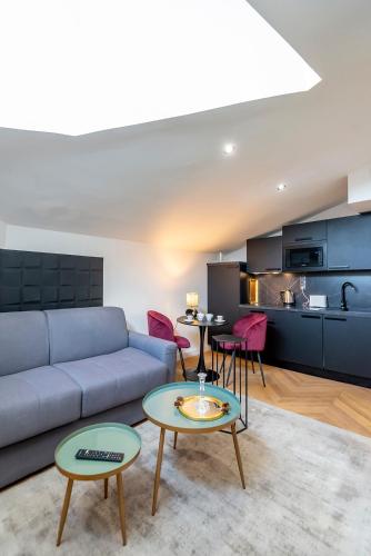 un salon avec un canapé et une table dans l'établissement Cosy studio dans le centre de Nice - AC, 2 pers, à Nice