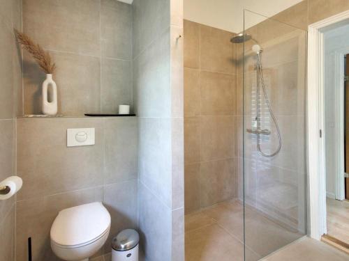 un bagno con wc e doccia di Unique Retreat in Vejby - By Traum Ferienwohnungen a Vejby