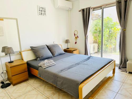 une chambre avec un lit et une grande fenêtre dans l'établissement Villa 4 rooms clim, à pied plage, à Mauguio