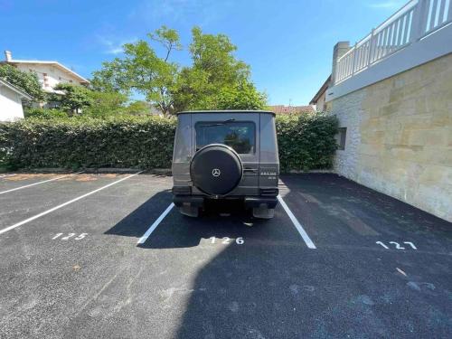 a vehicle parked in a parking lot next to a building at La plagiste in Saint-Palais-sur-Mer