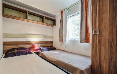 3 Bedroom Beautiful Stacaravan In Sete