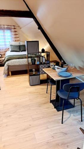une chambre avec un lit, une table et des chaises dans l'établissement Belle Vue D'Auxerre, à Auxerre