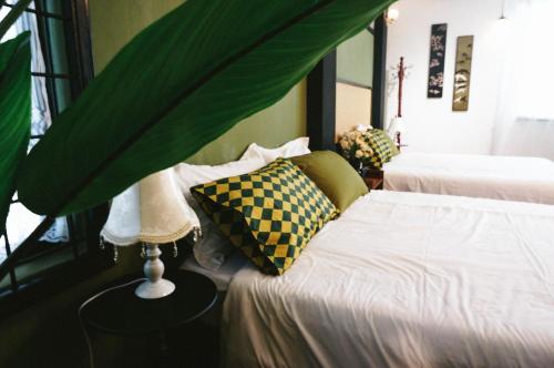 Una cama o camas en una habitación de 旧时光 Old Time -15 mins to T awau Airport