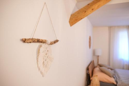 a dream catcher hanging on a wall in a bedroom at Útulný apartmán St Michael v Javorné na Šumavě in Čachrov