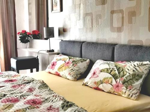 a bed with two pillows on it in a bedroom at VogelWarte - gemütlich, gut ausgestattet, zentrumsnah in Plauen