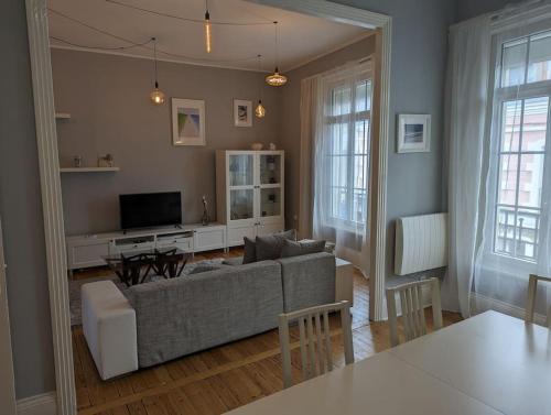 un salon avec un canapé et une table dans l'établissement Plage et centre-ville, tout à pied, à Berck-sur-Mer