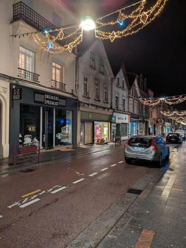 une voiture garée dans une rue de la ville la nuit dans l'établissement Plage et centre-ville, tout à pied, à Berck-sur-Mer