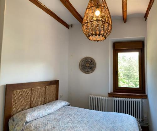A bed or beds in a room at Bonavista - Els Apartaments del Bosc