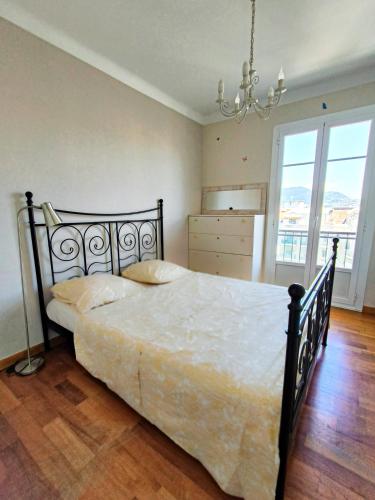 une chambre avec un lit et un lustre dans l'établissement Nice apartment in Nice, à Nice