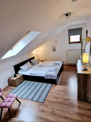 Ένα ή περισσότερα κρεβάτια σε δωμάτιο στο Privatwohnung Rybczynski