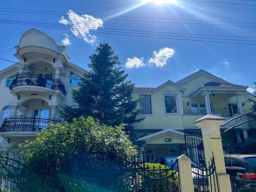 El edificio en el que está el departamento