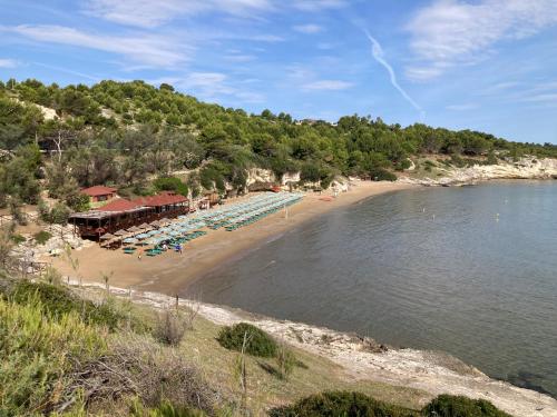 a beach with chaise lounges and a resort at Hesperia case vacanze in Vieste