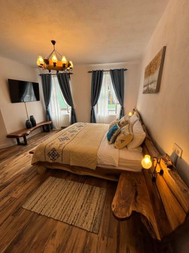 ein Schlafzimmer mit einem Bett aus einem Holz in der Unterkunft Blue House Citadel Elite Sighisoara in Sighişoara