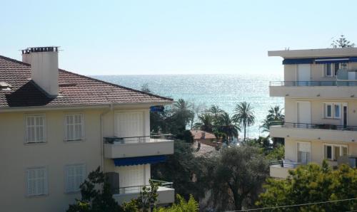 Grand 2 pièces CLIMATISE, TERRASSSE VUE MER & PROCHE FETE DU CITRON