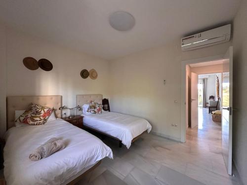 Ένα ή περισσότερα κρεβάτια σε δωμάτιο στο Cabopino N