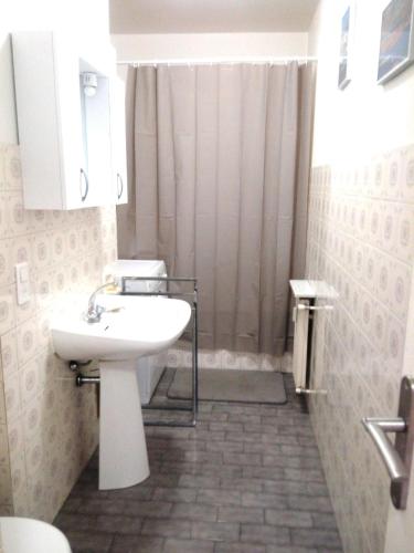 une salle de bain avec un lavabo blanc et une douche dans l'établissement Grand 2 pièces CLIMATISE, TERRASSSE VUE MER & PROCHE FETE DU CITRON, à Menton