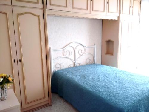 - une chambre avec un lit et une armoire blanche dans l'établissement Grand 2 pièces CLIMATISE, TERRASSSE VUE MER & PROCHE FETE DU CITRON, à Menton