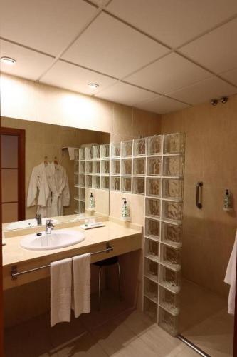 a bathroom with a sink and a shower at Gran Hotel Aqualange - Balneario de Alange in Alange