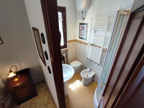 a small bathroom with a toilet and a sink at La Casa del Viandante in Forano