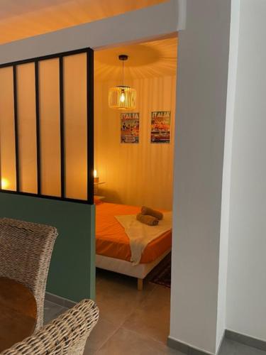 une chambre avec un lit et une chaise dans une pièce dans l'établissement Grand Studio - Proche Gare, à Cassis