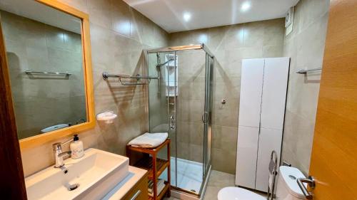 Ένα μπάνιο στο Golf View Apartment