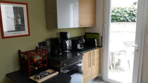 une cuisine avec un comptoir avec un micro-ondes dans l'établissement Maison proche plage et côte sauvage, à Saint-Pierre-Quiberon