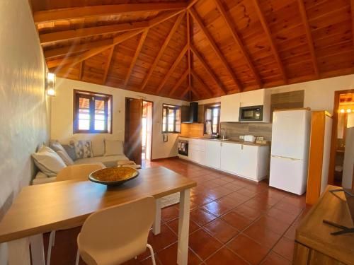 een keuken en een woonkamer met een tafel en een koelkast bij Casa El Morro in Los Llanos de Aridane