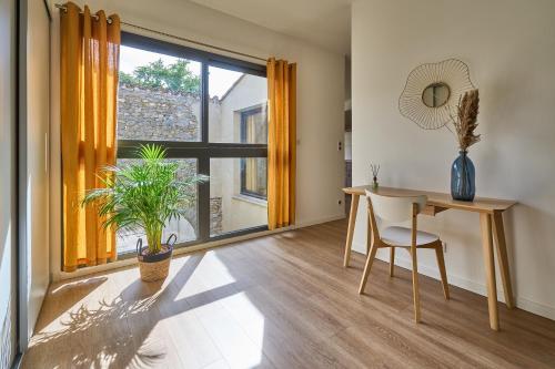 - un salon avec un bureau et une fenêtre dans l'établissement Domaine du Fresquel, à Pezens