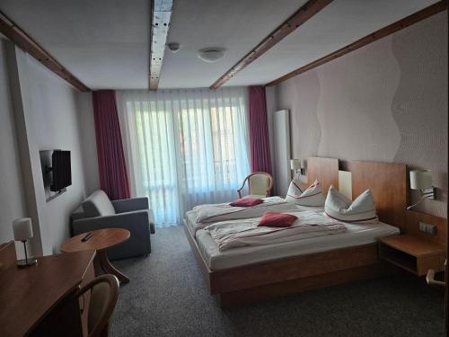 Postel nebo postele na pokoji v ubytování Hotel zur Krone