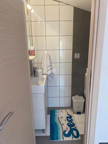 ein kleines Badezimmer mit Waschbecken und Toilette in der Unterkunft Terra Kotta in Paralia Vrachou