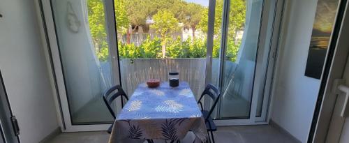 une table et des chaises sur un balcon avec vue dans l'établissement Jolie studio 4 couchages la grande motte, à La Grande Motte